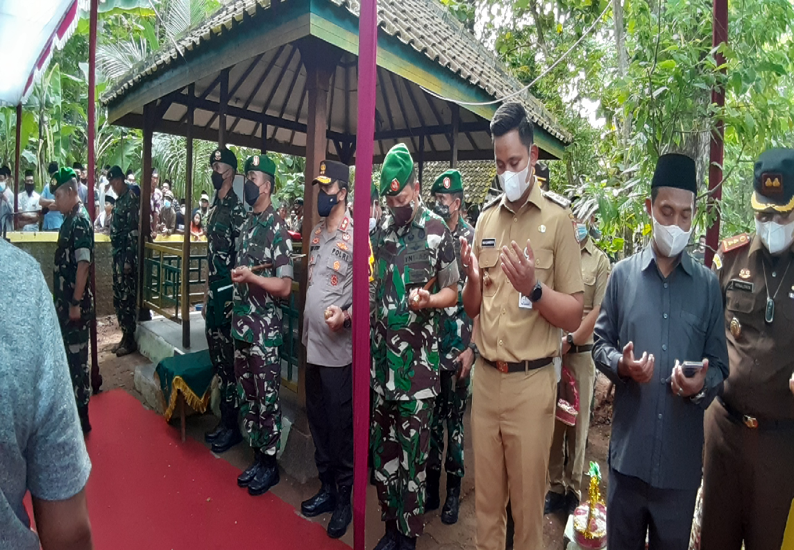 Prosesi pemakaman Serka Anumerta Ari Baskoro dilaksanakan secara militer